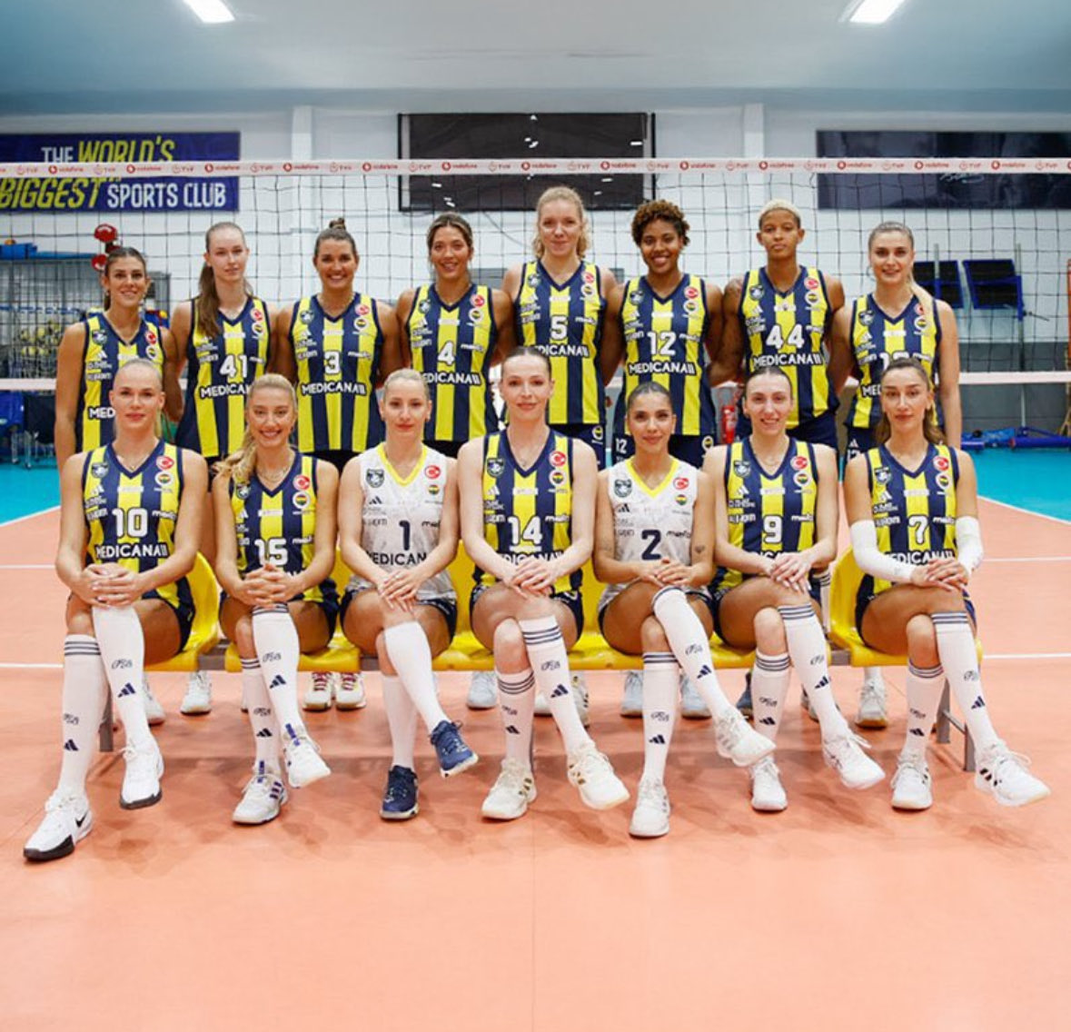mhmtcngz47's tweet image. Fenerbahçe, Vakıfbank&apos;ı mağlup ederek Şampiyonlar Kupası şampiyonu oldu.💛💙
Hemde 2-0 dan çevirerek helal olsun size

 #FBvVB  #sarımelekler