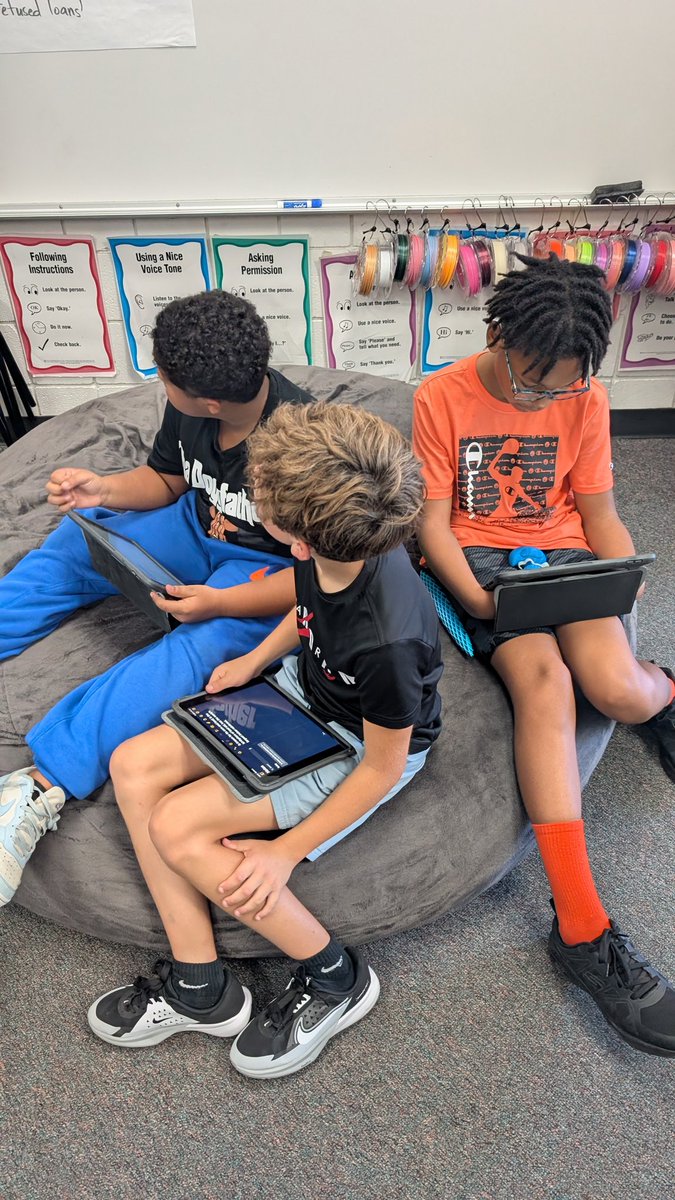ESalie13's tweet photo. FIRST mystery hangout for these 6th graders...we know they are west of Mississippi River but do NOT border the Missouri River. Where are they from? Who will guess the location first? #bpsne #prideofLL #teamBPS https://t.co/OqfMTDKlAQ