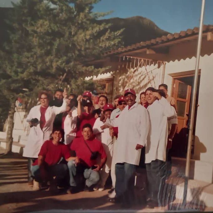 MINSAPCuba's tweet image. 🥼🇨🇺Con bata blanca en lugar de uniforme verde olivo, donde un día se apagó una historia de lucha Lázaro Casimiro Izquierdo Machín encendió una llama de esperanza💚, bajo el espíritu del Contingente Henry Reeve.

#CubaPorLaVida #CubaCoopera