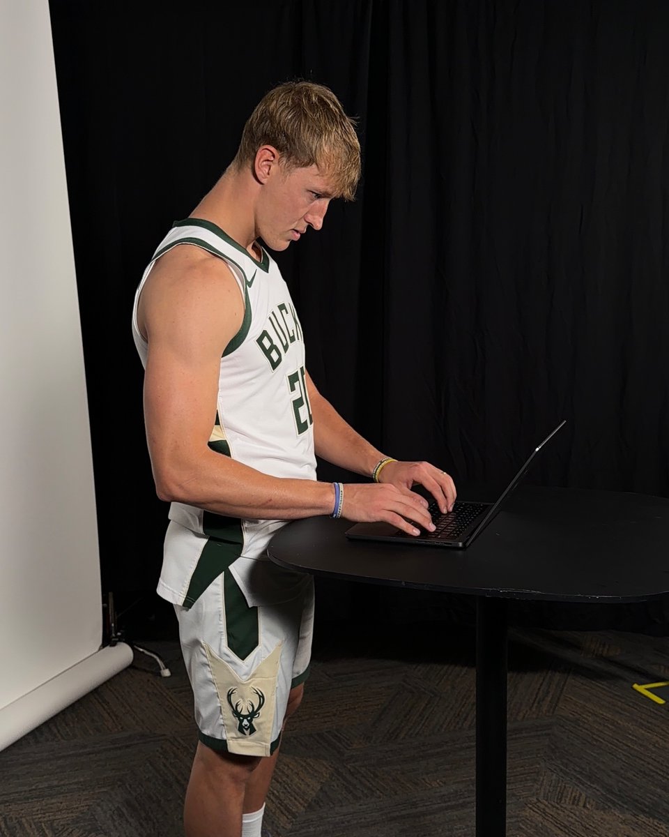 Bucks's tweet image. 