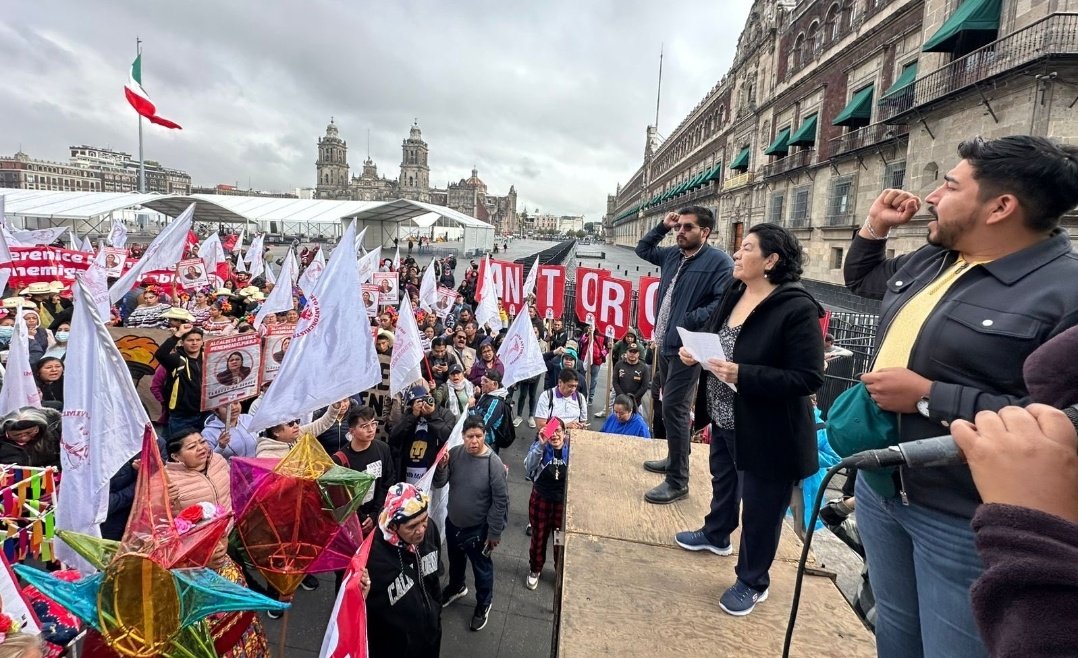 RSLCAS's tweet photo. #ULTIMAHORA por segunda ocasión #antorchista en #Zocalo solicita construcción de 500 viviendas en Tláhuac ante la negativa de la alcaldesa #BereniceHernández https://t.co/BrFVfcqrgq