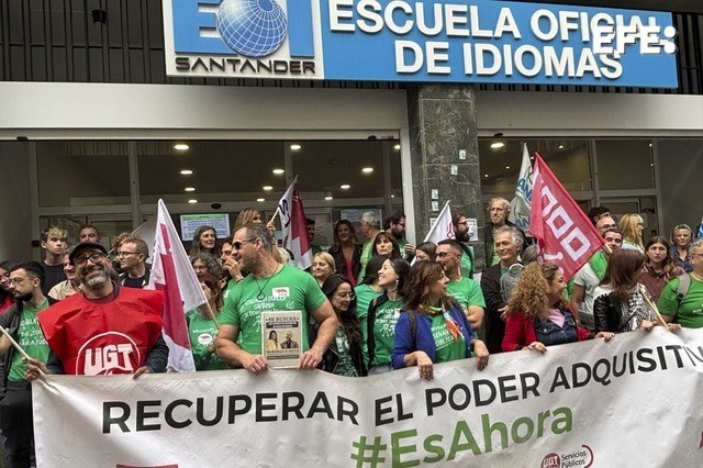 Los sindicatos docentes convocan divididos la huelga del 20 al 24 de octubre: STEC, ANPE y UGT escalonada por ciclos educativos y CCOO en todos a la vez.

Este miércoles los docentes se han concentrado en la Escuela de Idiomas para pedir la mejora salarial.

📸Kike Serrano