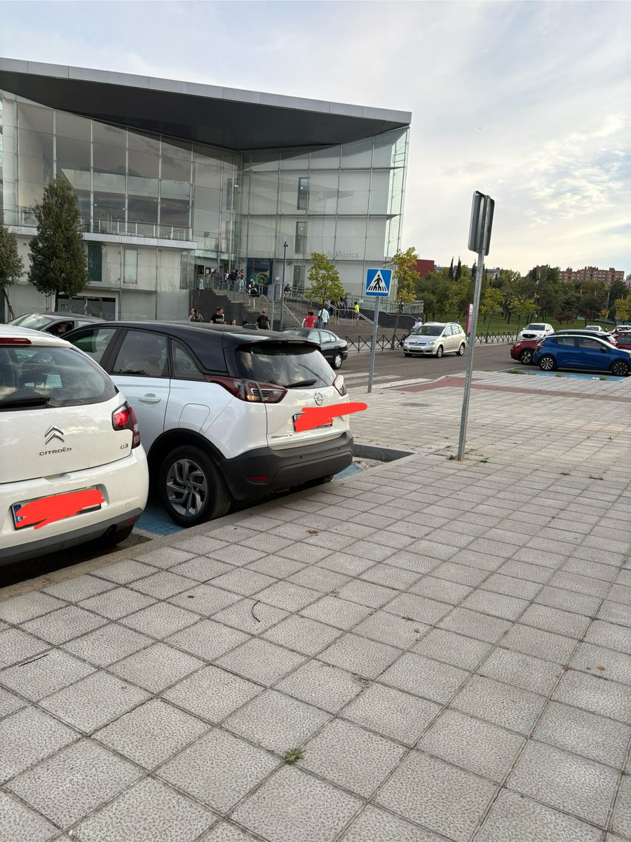 GabRodGon's tweet photo. TODOS LAS TARDES. El afán de algunos por dejar o esperar a sus hijos lo más cerca posible en el conservatorio. Cualquier día lamentaremos algún atropello. Y de los que aparcan en plazas reservadas para minusválidos, me ahorro mi opinión. 🤬 @PoliciaVALL hasta cuándo??? https://t.co/cg2TxQd6Ml