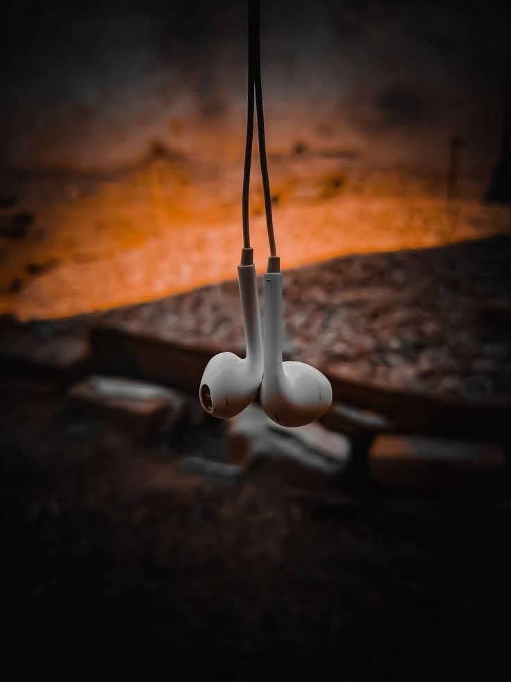 کیا پھر نہ رواں ہوگا وہ آواز کا دریا
کیا تشنہ سماعت لیے مر جائیں گے ہم لوگ
❤️🫰