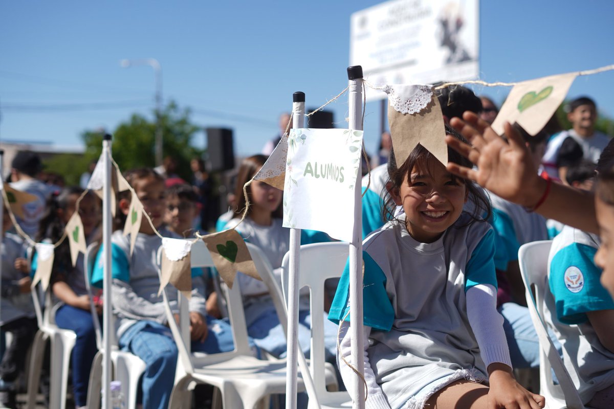 Una comunidad educativa es mucho más que una escuela 🏫✅️

Es el resultado de un proyecto colectivo, donde instituciones, empresas, municipios, el gobierno provincial y tantas personas que donan su tiempo y trabajo hacen posible algo más grande: que la educación esté en el