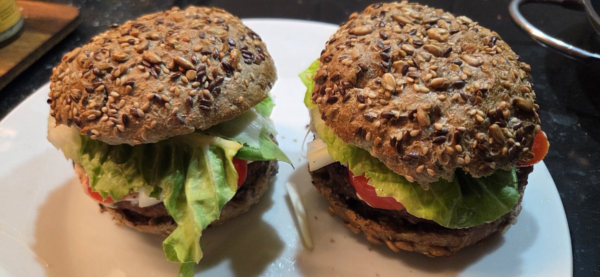 kub0711's tweet photo. Bademantel liegt bereit.

Ich hab VEGANE BURGER gemacht

#WuerstchenGate #IdeenDesMerz https://t.co/FHWbHVPqV8