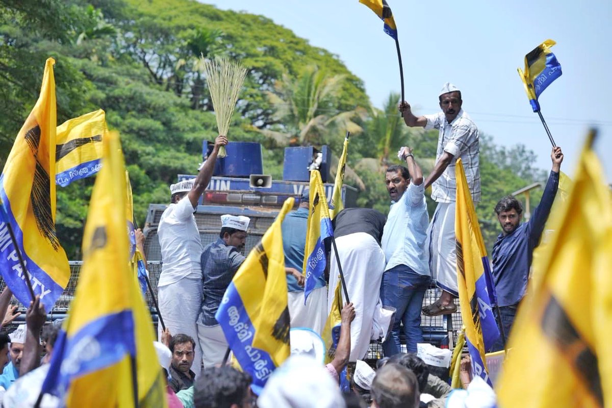 AAP Kerala hits the streets! 💪

A massive protest march to the Kerala Assembly today — against the desperate attempts to suppress investigation into one of Kerala’s biggest scandals — the ‘Half Price Scam’.

#HalfPriceScam <a href="/aapkerala/">Aam Aadmi Party Kerala</a>