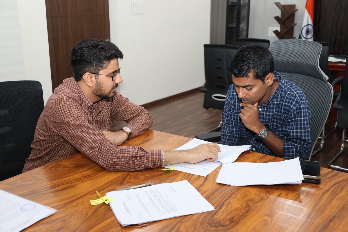 Collector_KMM's tweet photo. #సత్తుపల్లి నియోజకవర్గం పర్యటనలో భాగంగా బుధవారం కల్లూరు డివిజన్ సబ్ కలెక్టర్ కార్యాలయాన్ని #ఖమ్మంజిల్లాకలెక్టర్ అనుదీప్ దురిశెట్టి సందర్శించారు.  కల్లూరు సమీకృత కార్యాలయాల సముదాయం ఏర్పాటుకు సబ్ కలెక్టర్ అజయ్ యాదవ్ తో కలిసి జిల్లా కలెక్టర్ సమీక్షించారు.  పంచాయతీరాజ్ అధికారులు రూపొందించిన భవనాల నమూనా మ్యాప్ లను పరిశీలించారు.  అన్ని కార్యాలయాలు ఒక సముదాయంలో ఉంటే ప్రజల సమస్యలకు సత్వర పరిష్కారం లభించే అవకాశం ఉంటుందని, కల్లూరు ఎన్నెస్పీ క్రాస్ రోడ్డు వద్ద ఉన్న స్థలంలో సమీకృత కార్యాలయాల నిర్మాణ అవకాశాలను క్షేత్రస్థాయిలో పర్యవేక్షించి ప్రణాళికలు సిద్దం చేసి ప్రతిపాదనలు అందించాలని అధికారులను జిల్లా కలెక్టర్ ఆదేశించారు. 

@TelanganaCMO
@TelanganaCS
