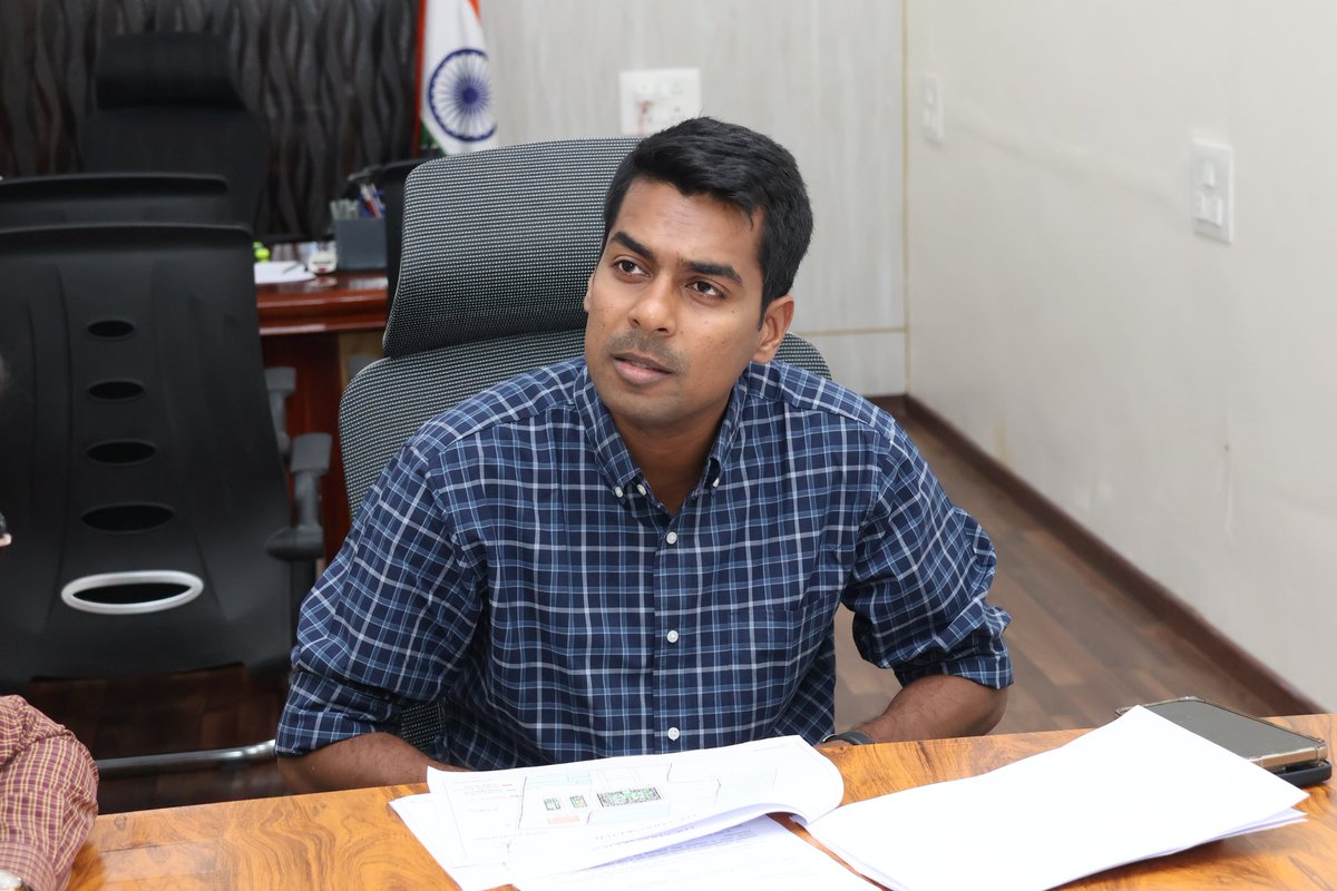 Collector_KMM's tweet photo. #సత్తుపల్లి నియోజకవర్గం పర్యటనలో భాగంగా బుధవారం కల్లూరు డివిజన్ సబ్ కలెక్టర్ కార్యాలయాన్ని #ఖమ్మంజిల్లాకలెక్టర్ అనుదీప్ దురిశెట్టి సందర్శించారు.  కల్లూరు సమీకృత కార్యాలయాల సముదాయం ఏర్పాటుకు సబ్ కలెక్టర్ అజయ్ యాదవ్ తో కలిసి జిల్లా కలెక్టర్ సమీక్షించారు.  పంచాయతీరాజ్ అధికారులు రూపొందించిన భవనాల నమూనా మ్యాప్ లను పరిశీలించారు.  అన్ని కార్యాలయాలు ఒక సముదాయంలో ఉంటే ప్రజల సమస్యలకు సత్వర పరిష్కారం లభించే అవకాశం ఉంటుందని, కల్లూరు ఎన్నెస్పీ క్రాస్ రోడ్డు వద్ద ఉన్న స్థలంలో సమీకృత కార్యాలయాల నిర్మాణ అవకాశాలను క్షేత్రస్థాయిలో పర్యవేక్షించి ప్రణాళికలు సిద్దం చేసి ప్రతిపాదనలు అందించాలని అధికారులను జిల్లా కలెక్టర్ ఆదేశించారు. 

@TelanganaCMO
@TelanganaCS