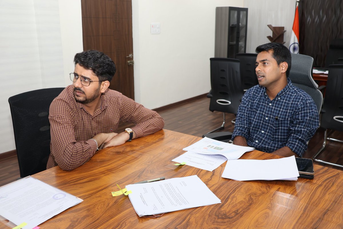 Collector_KMM's tweet photo. #సత్తుపల్లి నియోజకవర్గం పర్యటనలో భాగంగా బుధవారం కల్లూరు డివిజన్ సబ్ కలెక్టర్ కార్యాలయాన్ని #ఖమ్మంజిల్లాకలెక్టర్ అనుదీప్ దురిశెట్టి సందర్శించారు.  కల్లూరు సమీకృత కార్యాలయాల సముదాయం ఏర్పాటుకు సబ్ కలెక్టర్ అజయ్ యాదవ్ తో కలిసి జిల్లా కలెక్టర్ సమీక్షించారు.  పంచాయతీరాజ్ అధికారులు రూపొందించిన భవనాల నమూనా మ్యాప్ లను పరిశీలించారు.  అన్ని కార్యాలయాలు ఒక సముదాయంలో ఉంటే ప్రజల సమస్యలకు సత్వర పరిష్కారం లభించే అవకాశం ఉంటుందని, కల్లూరు ఎన్నెస్పీ క్రాస్ రోడ్డు వద్ద ఉన్న స్థలంలో సమీకృత కార్యాలయాల నిర్మాణ అవకాశాలను క్షేత్రస్థాయిలో పర్యవేక్షించి ప్రణాళికలు సిద్దం చేసి ప్రతిపాదనలు అందించాలని అధికారులను జిల్లా కలెక్టర్ ఆదేశించారు. 

@TelanganaCMO
@TelanganaCS