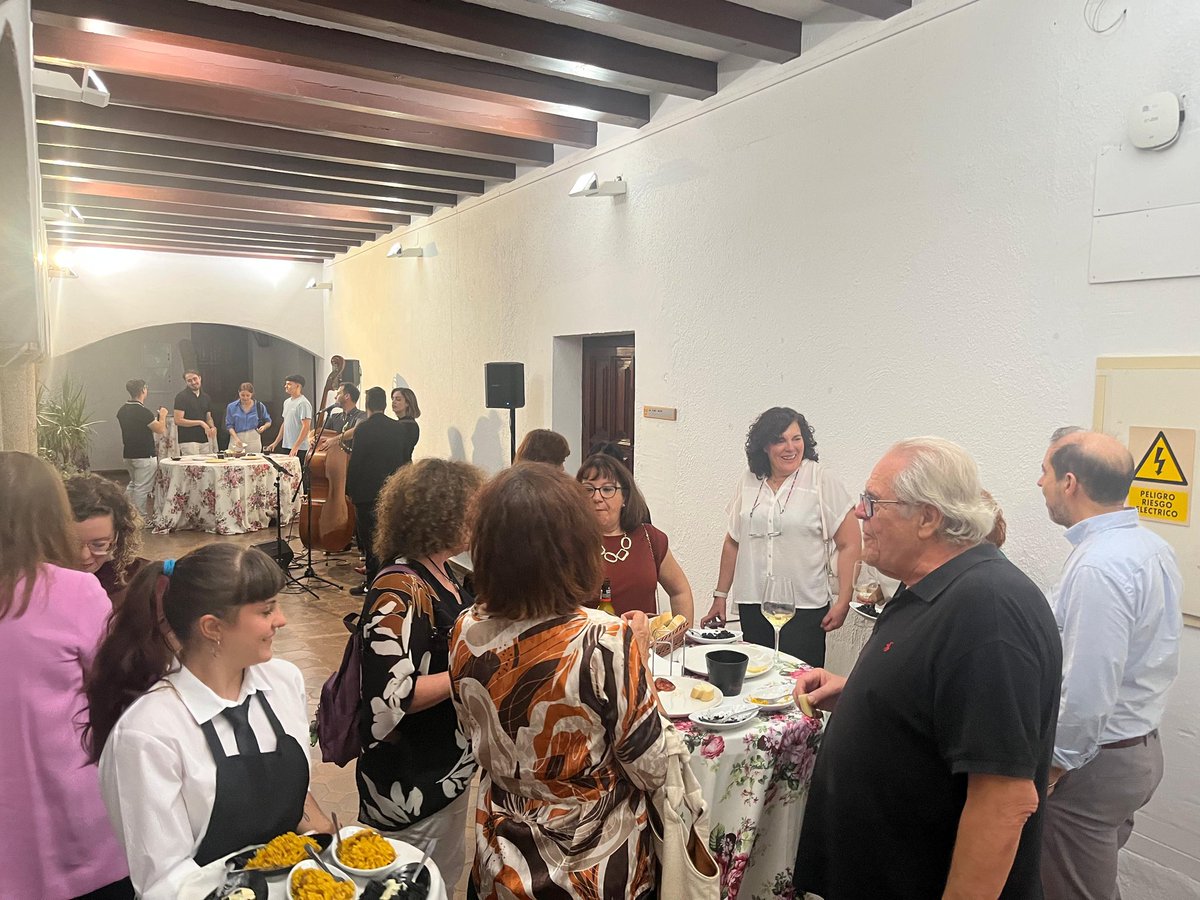 EPCC_Unex's tweet photo. 🥂 Celebración final
El encuentro concluye con un cóctel en el Claustro Malinche, amenizado por la actuación musical de Swing Ton Ni Song 🎶
Una tarde para brindar por el pasado, el presente y el futuro de nuestra Escuela 💛
#EPCC50 #OrgulloUEx https://t.co/pGDtRu9Bm2