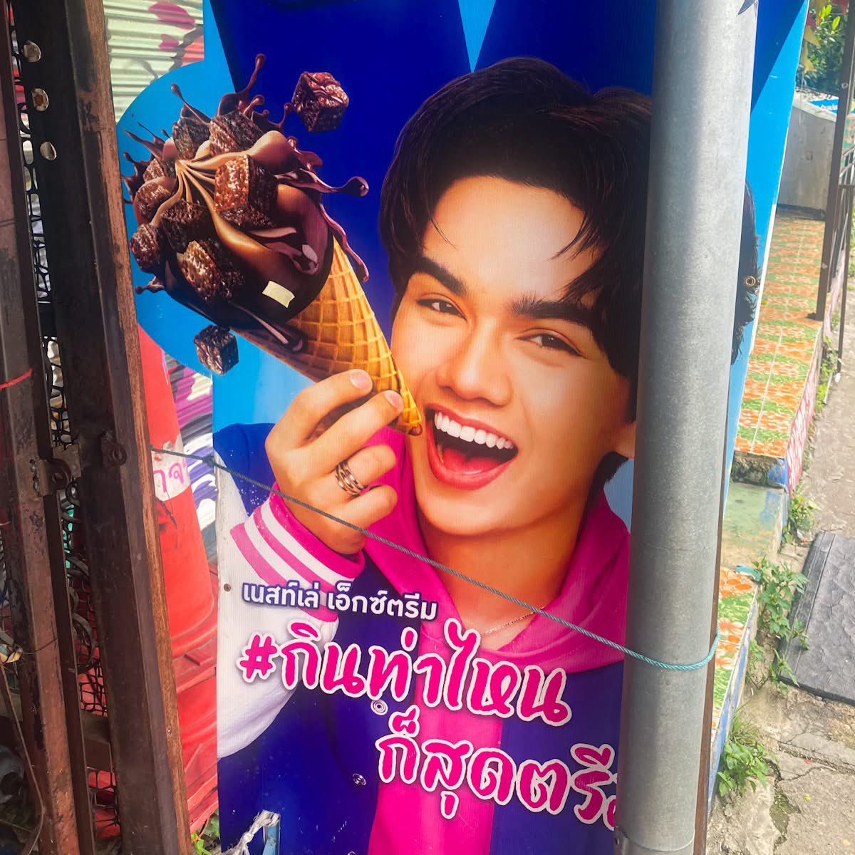 Candycritic's tweet image. I feel like the people working on this #add have no idea how to eat #IceCream.