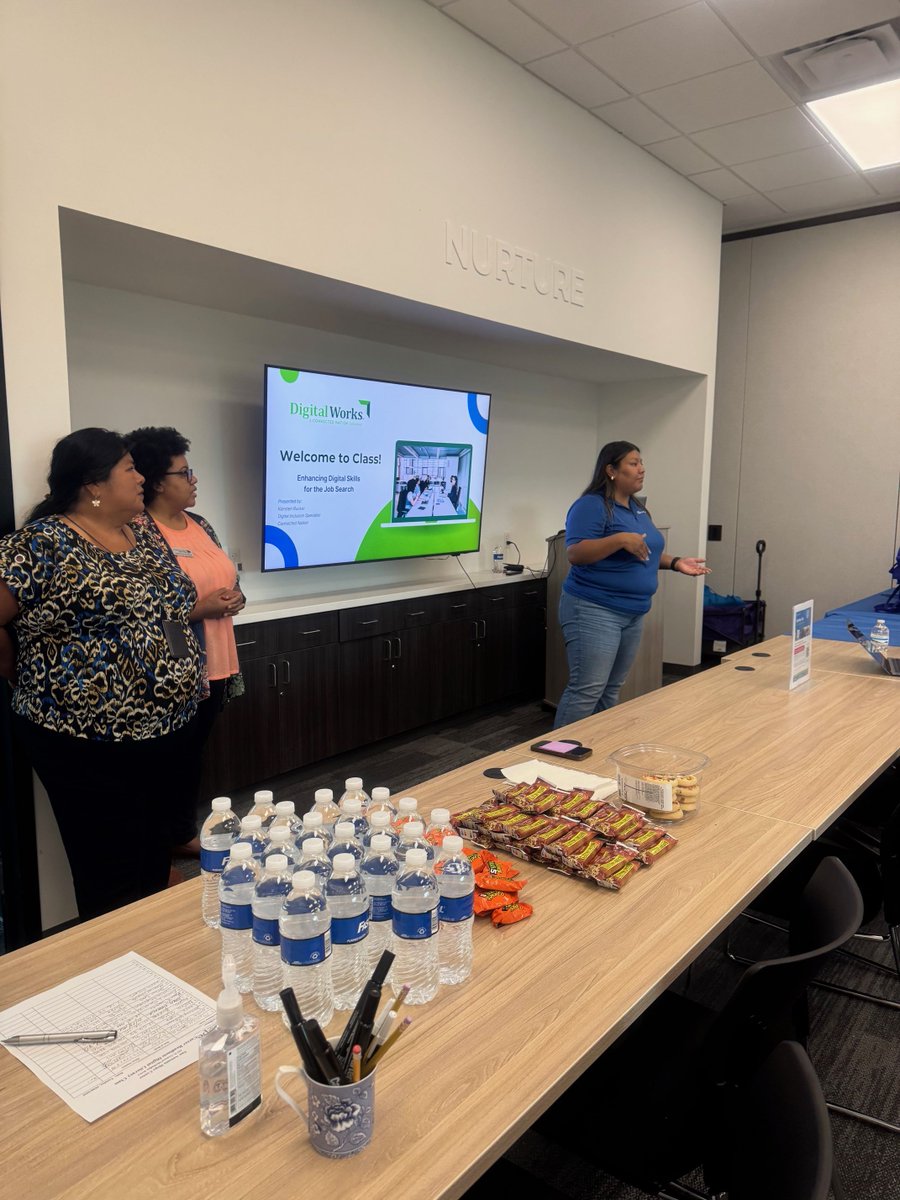 connectednation's tweet photo. On Tuesday, @ConnectedNation visited @SAHopeCenter_ in San Antonio for a Digital Works class! 👏

Great turnout and another successful event for #DigitalInclusionWeek! 💻
#ConnectedNation #DigitalWorks https://t.co/KnWzH3wYTq