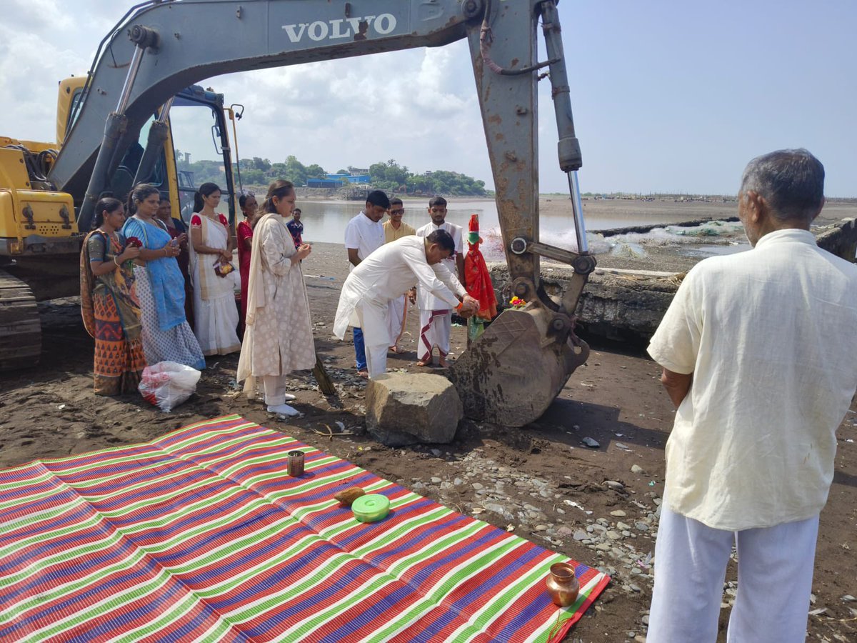 bharatpatelmla's tweet image. ✨ આજરોજ મગોદ ડુંગરી ગામ ખાતે રૂ. ૧૫ કરોડના ખર્ચે બનનાર પ્રોટેક્શન વોલનું ભવ્ય ખાતમુહૂર્ત કરવામાં આવ્યું હતું. 🏗️
   આ પ્રોટેક્શન વોલ ગામના સુરક્ષા અને વિકાસ માટે એક મહત્વપૂર્ણ પગલું સાબિત થશે — મગોદ ડુંગરી ગામ માટે નવી આશા અને સુરક્ષાનો દિવસો! 💪🌿