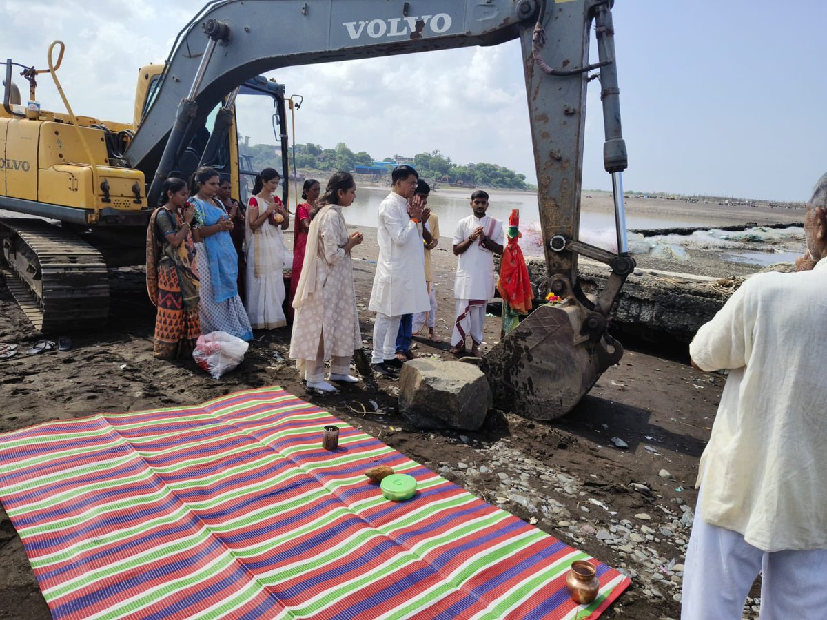 bharatpatelmla's tweet image. ✨ આજરોજ મગોદ ડુંગરી ગામ ખાતે રૂ. ૧૫ કરોડના ખર્ચે બનનાર પ્રોટેક્શન વોલનું ભવ્ય ખાતમુહૂર્ત કરવામાં આવ્યું હતું. 🏗️
   આ પ્રોટેક્શન વોલ ગામના સુરક્ષા અને વિકાસ માટે એક મહત્વપૂર્ણ પગલું સાબિત થશે — મગોદ ડુંગરી ગામ માટે નવી આશા અને સુરક્ષાનો દિવસો! 💪🌿