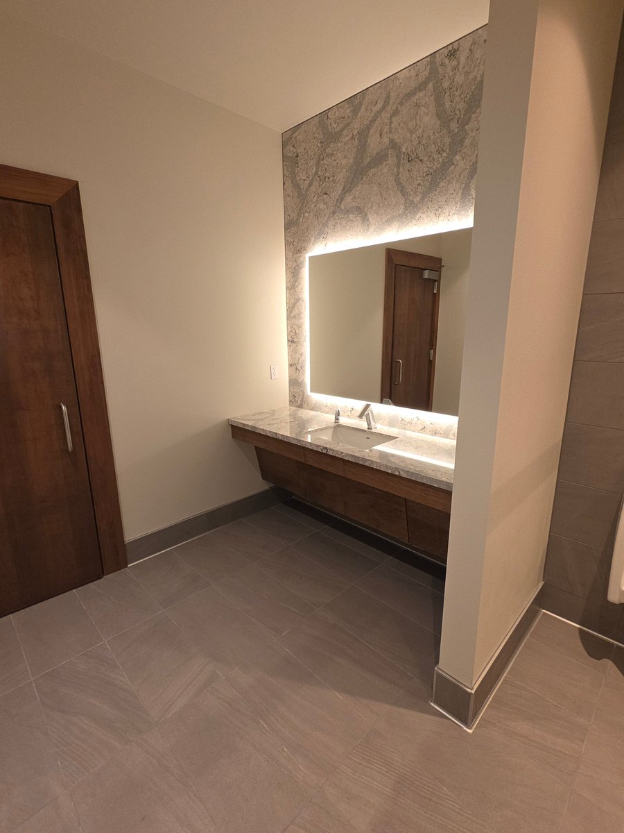 GrazziniBros's tweet image. Grazzini Brothers installed 670 square feet of ceramic tile at First Premier Bank - Kings Crossing in Sioux Falls, South Dakota.

#NTCA #tileinstallation