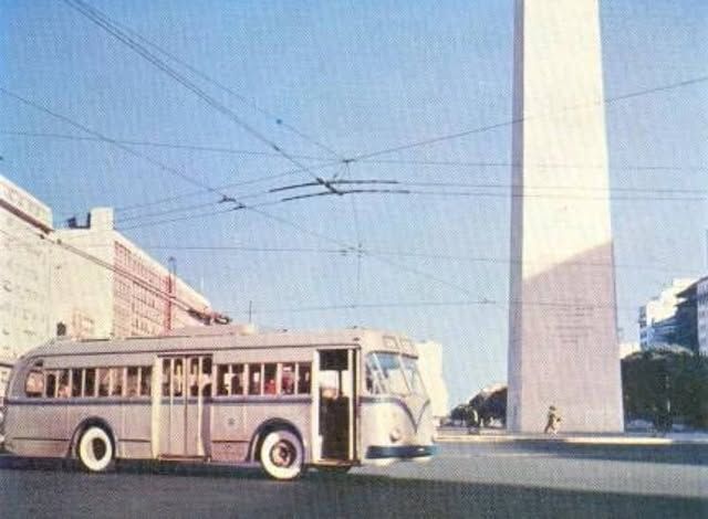 #BuenosAiresAntigua Un trolebus de Transportes de Buenos Aires y de fondo el Obelisco a principios de los años '60.
