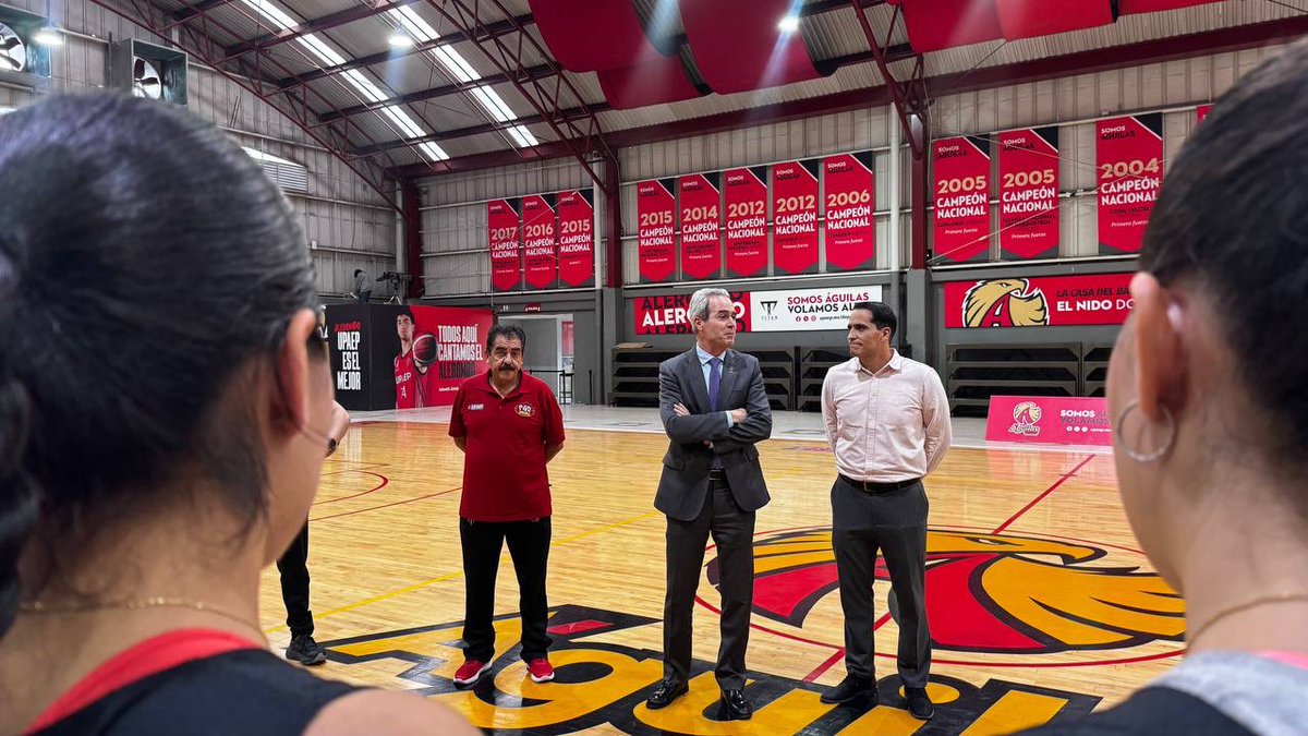 Ayer visité a nuestras <a href="/AguilasUPAEP/">Águilas UPAEP 🦅</a> de básquetbol femenil en su entrenamiento previo al gran #ClásicoUniversitario. Su entrega y pasión en cada jugada son un ejemplo para nuestra comunidad. El equipo está listo para dejarlo todo en la duela.
