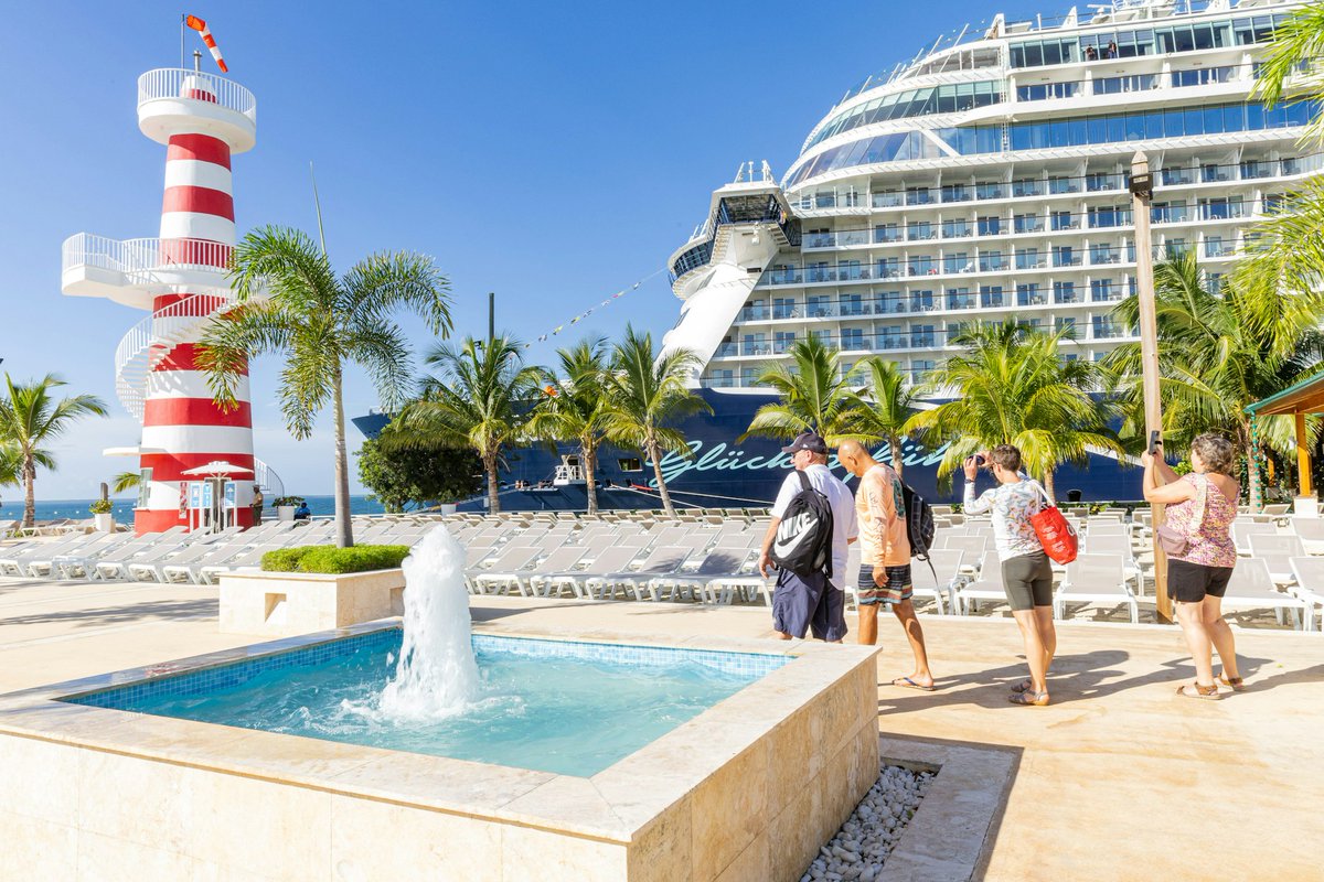 Enjoy a family-friendly atmosphere with activities and amenities for all ages at #LaRomanaPort! 🌊 🛳️ 

#laromanacruiseterminal #cruise #caribbeancruise #laromana #bayahibe #caribbean #GoDomRep