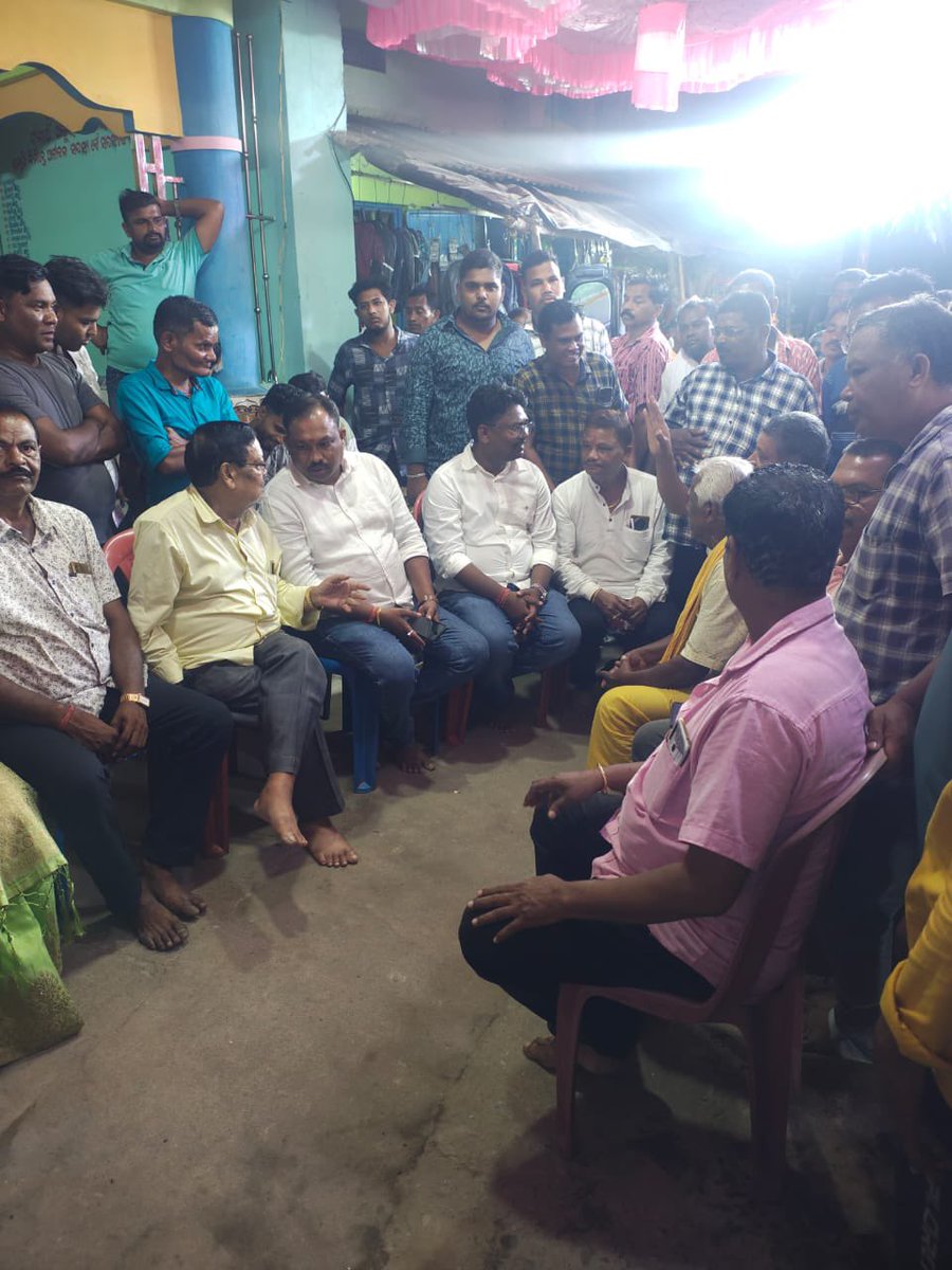 SatyajeetMLA's tweet photo. ଆଜି ପଦ୍ମପୁର ବ୍ଲକ ଅନ୍ତର୍ଗତ ପଦ୍ମପୁର ଏବଂ ଜାତିଲି ଗ୍ରାମରେ ଅନୁଷ୍ଠିତ ଗଜଲକ୍ଷ୍ମୀ ପୂଜାରେ ଯୋଗ ଦେବା ସହ ମା ଙ୍କ ଆଶୀର୍ବାଦ କାମନା କରିବା ଅବସରରେ | https://t.co/xlMev4P6UC