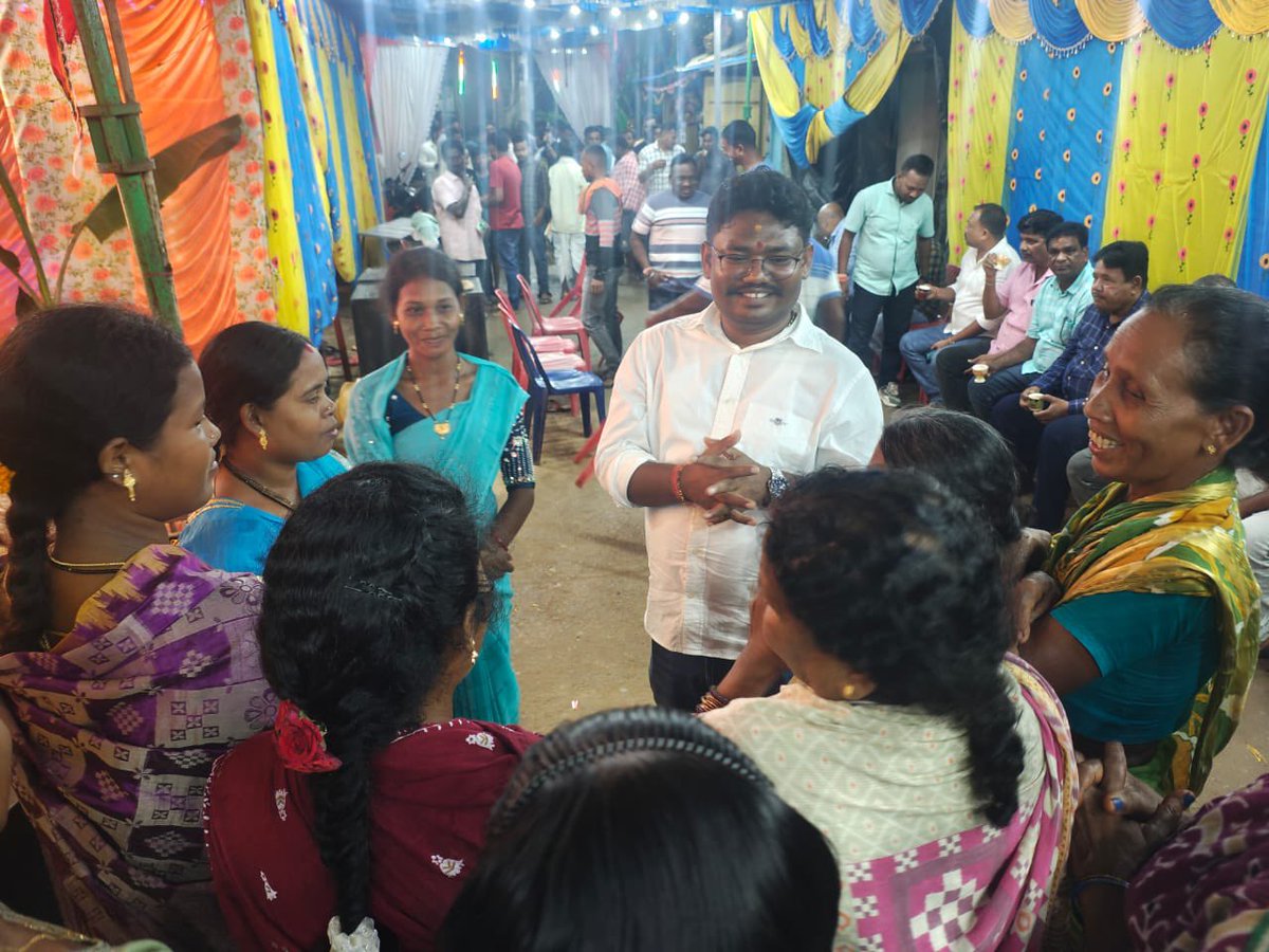 SatyajeetMLA's tweet photo. ଆଜି ପଦ୍ମପୁର ବ୍ଲକ ଅନ୍ତର୍ଗତ ପଦ୍ମପୁର ଏବଂ ଜାତିଲି ଗ୍ରାମରେ ଅନୁଷ୍ଠିତ ଗଜଲକ୍ଷ୍ମୀ ପୂଜାରେ ଯୋଗ ଦେବା ସହ ମା ଙ୍କ ଆଶୀର୍ବାଦ କାମନା କରିବା ଅବସରରେ | https://t.co/xlMev4P6UC