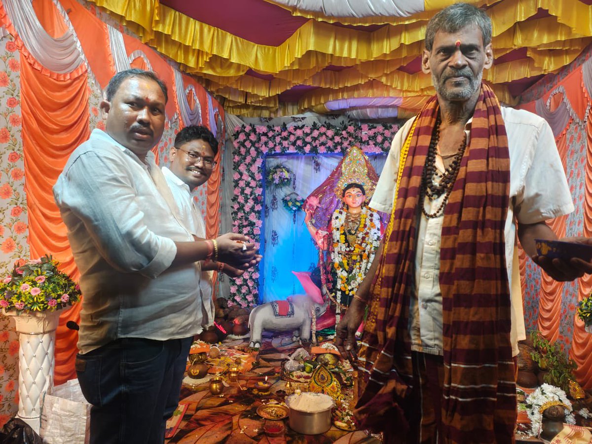 SatyajeetMLA's tweet photo. ଆଜି ପଦ୍ମପୁର ବ୍ଲକ ଅନ୍ତର୍ଗତ ପଦ୍ମପୁର ଏବଂ ଜାତିଲି ଗ୍ରାମରେ ଅନୁଷ୍ଠିତ ଗଜଲକ୍ଷ୍ମୀ ପୂଜାରେ ଯୋଗ ଦେବା ସହ ମା ଙ୍କ ଆଶୀର୍ବାଦ କାମନା କରିବା ଅବସରରେ | https://t.co/xlMev4P6UC