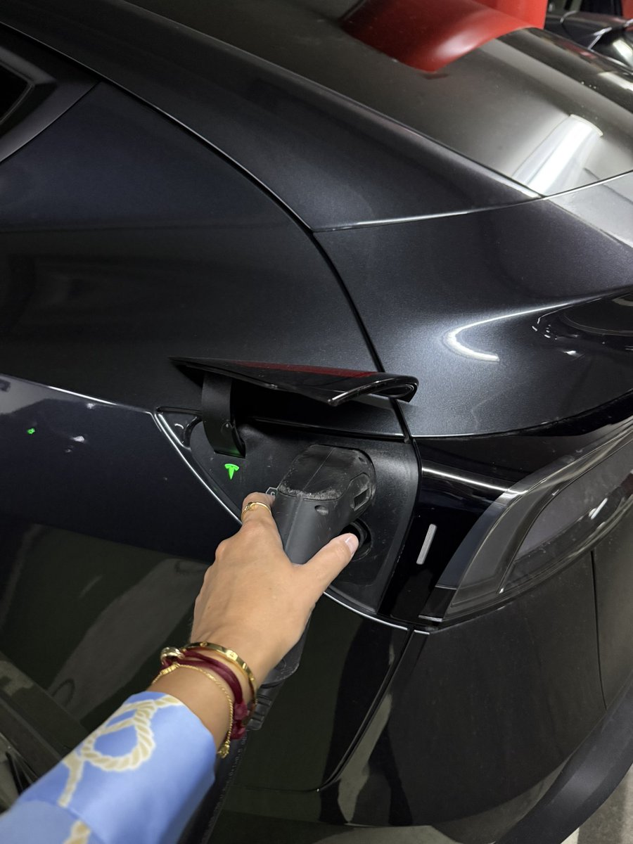 Любые зарядки кроме родных тесловских - полная шляпа - тяжело вынимать их, но это впрочем уже почти не имеет никакого значения…