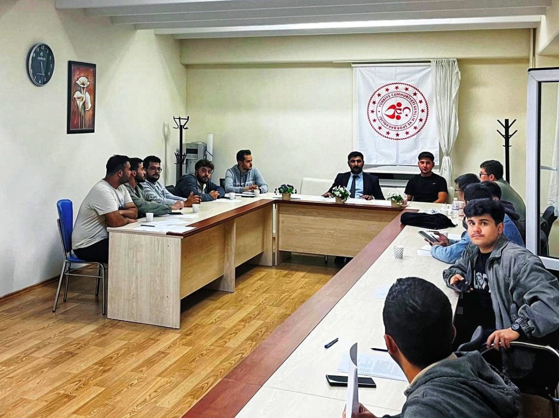 KonyaKYGM's tweet photo. 📍 Yazır Yurdu
📍 Alaaddin Yurdu

​Yurt Time Spor Projesi kapsamında öğrencilerimizle verimli bir toplantı yaparak görev yerlerini ve sorumluluklarını belirledik. 
Yeni dönemde başarılar dileriz. 🤝
@OA_BAK @gencliksporbak https://t.co/5jIdJRm7P4