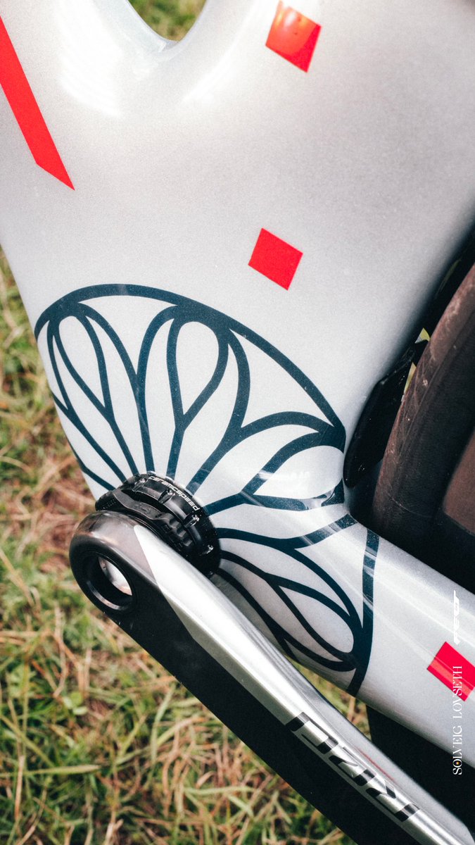 Every detail on Solveig’s custom Felt tells a story — home, heritage, heart. 🇳🇴

Norwegian flag. Personal logo. A tiny hidden frog 🐸. Power + playfulness in every line.

This weekend, this machine goes to battle. Rear wheel swapped, speed unchanged⚡

#FeltIsFast #FeltBicycles