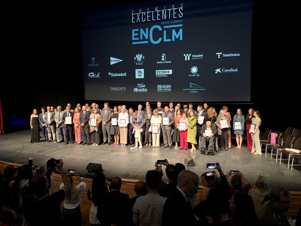 RafaCamarilloIQ's tweet photo. Muy contento por el premio #EnCLMExcelentes a mi amigo y compañero Francisco Javier Tapiador @tapiador y muy agradecido por invitarme a compartir con él y los demás premiados este momento tan especial https://t.co/VDKzTER3sw