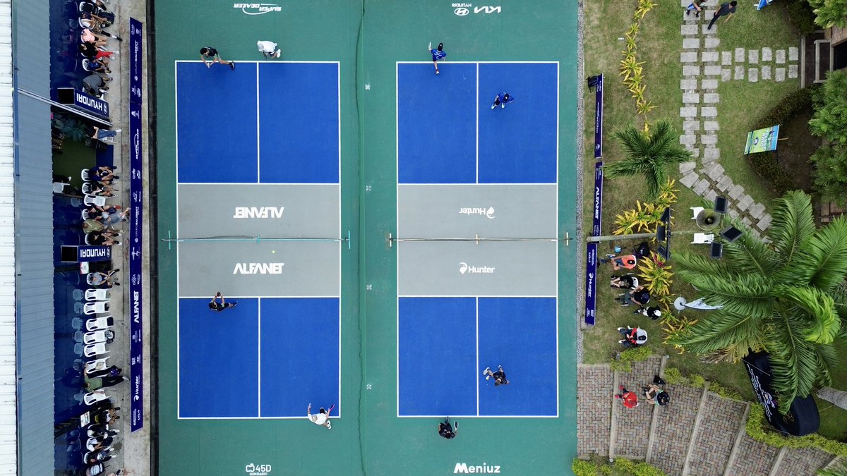 MeniuzHQ's tweet photo. Conquistando desde el cielo 💙🩵

#SaboreaElMundo #PickleballMoments https://t.co/2oYCnzPRtr