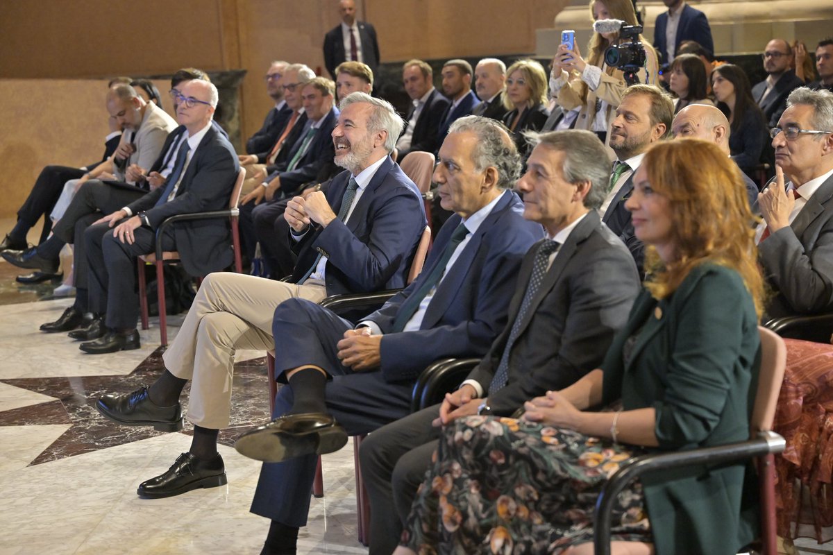 Jorge_Azcon's tweet photo. Los I Premios Aragón de @larazon_es reconocen el gran talento presente en nuestra Comunidad.

Enhorabuena a los galardonados que, con vuestra labor en los diferentes ámbitos que hoy se distinguen, hacéis que Aragón siga avanzando.

- Premio empresario del año: Grupo Costa.
- Premio apuesta estratégica de Aragón: @awscloud_es.
- Premio chef aragonés del año: Eduardo Salanova.
- Premio grupo farmacéutico líder con arraigo en Aragón: @RecordatiEspana.
- Premio por su labor para la conservación del patrimonio histórico: @Murprotec.
- Premio empresa líder en soluciones robóticas para la automatización de los procesos del cliente: Callrobots.
- Premio a la trayectoria en formación online: @Campus_SEAS.
- Premio a la mejor solución industrializada para construcción de centros de datos: Tecnydata de  @tecnyconta.
- Premio a la excelencia y trayectoria profesional en marketing digital y diseño: @Gritovisual.
- Premio a la eficiencia y compromiso con la sostenibilidad en soluciones industriales: @KaeserSpain.
- Premio a la excelencia en tratamientos odontológicos: Clínica dental Gracia y Wright.
- Premio a la trayectoria: @bedsoficial.