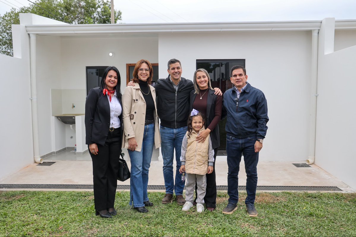📍Luque

En Maramburé, 18 familias celebran un nuevo comienzo: Gracias a Che Róga Porã 2.0, hoy tienen las llaves de viviendas confortables, modernas, seguras y de calidad.