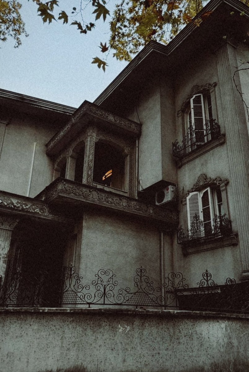 همیشه دلم میخواست تو یکی از این خونه های قدیمی و با کلاس گلسار زندگی کنم:))))
خدایی الان خونه ها روح ندارن..🫀🌱