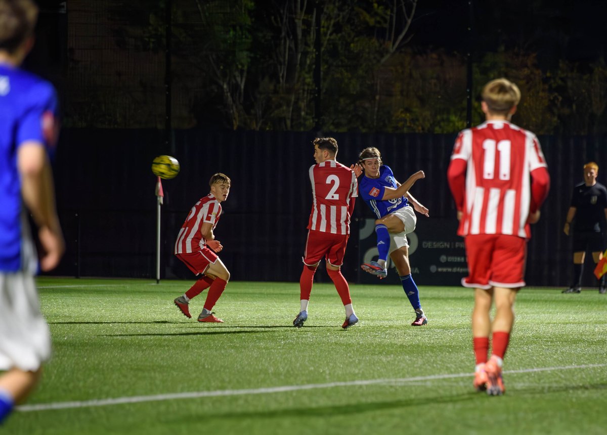 Photos from last nights Velocity Cup 2nd Round fixture between <a href="/Bowerspitseafc/">Bowers & Pitsea FC</a> &amp; <a href="/NewmarketTownFC/">Newmarket Town F.C</a> flickr.com/photos/1898071…