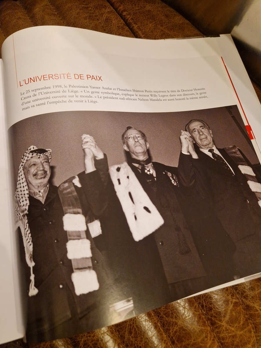 Le 25/09/98, le Palestinien Yasser Arafat et l' Israélien Shimon Perès reçoivent le titre de Docteur Honoris Causa de l Université de LIEGE Université de Liège 
Un geste symbolique, explique le recteur Willy Legros dans son discours, le geste d une université ouverte sur le monde