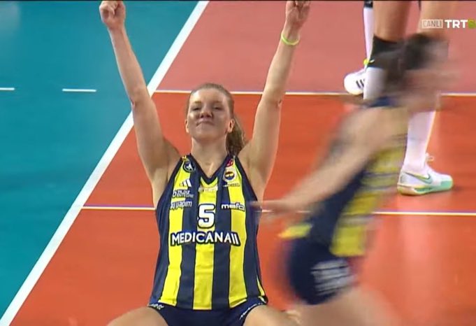 birileri gibi baskan degisiminde gorecegiz demediler kendilerine yakisani yapip kupalarini kazandilar 💛💙