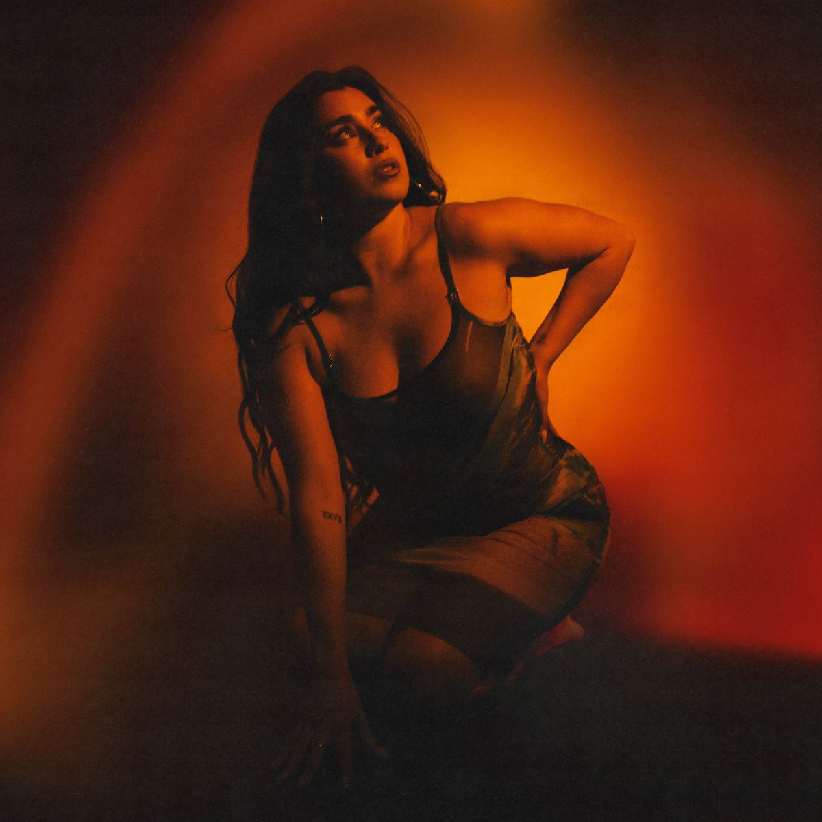 camzflada's tweet image. Acho incrível como a Lauren sempre entrega arte nas capas dos singles
