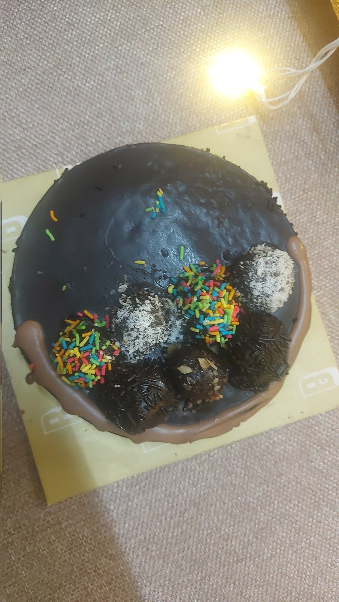 iam_sangi's tweet photo. @Swiggy, @SwiggyCares, provided the worst customer support for my recent order. The agent was rude,and the cake I ordered was of poor quality and quantity as promised.Literally,it's just a bread Swiggy tie-up with a stupid cake shop @browniestudio that sells cake for a high price https://t.co/qh9hB2aBn4