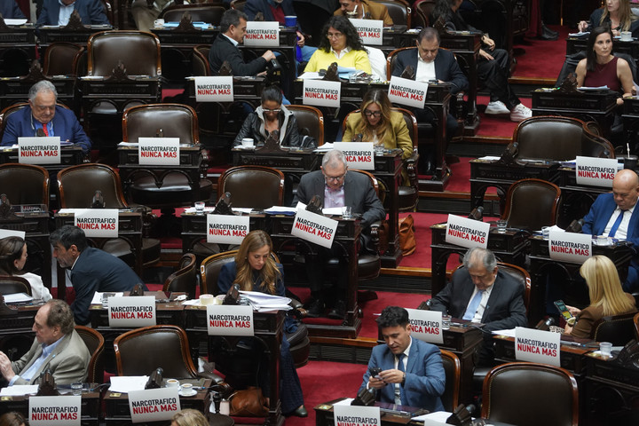 clarincom's tweet image. “NARCOTRÁFICO NUNCA MÁS”

La oposición colocó carteles en sus bancas tras el escándalo por el vínculo de José Luis Espert con el presunto empresario narco Fred Machado.