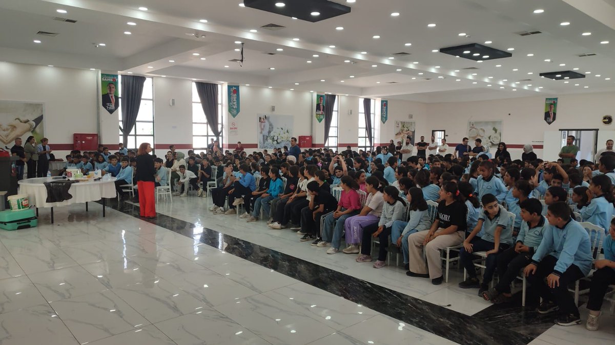 📍 Mucit Abla Samsat’ta
Kaymakamlığımız ve TRT iş birliğiyle düzenlenen etkinlikte, öğrenciler Mucit Abla Elçin ESERLİ ile bilimin eğlenceli dünyasını keşfetti.