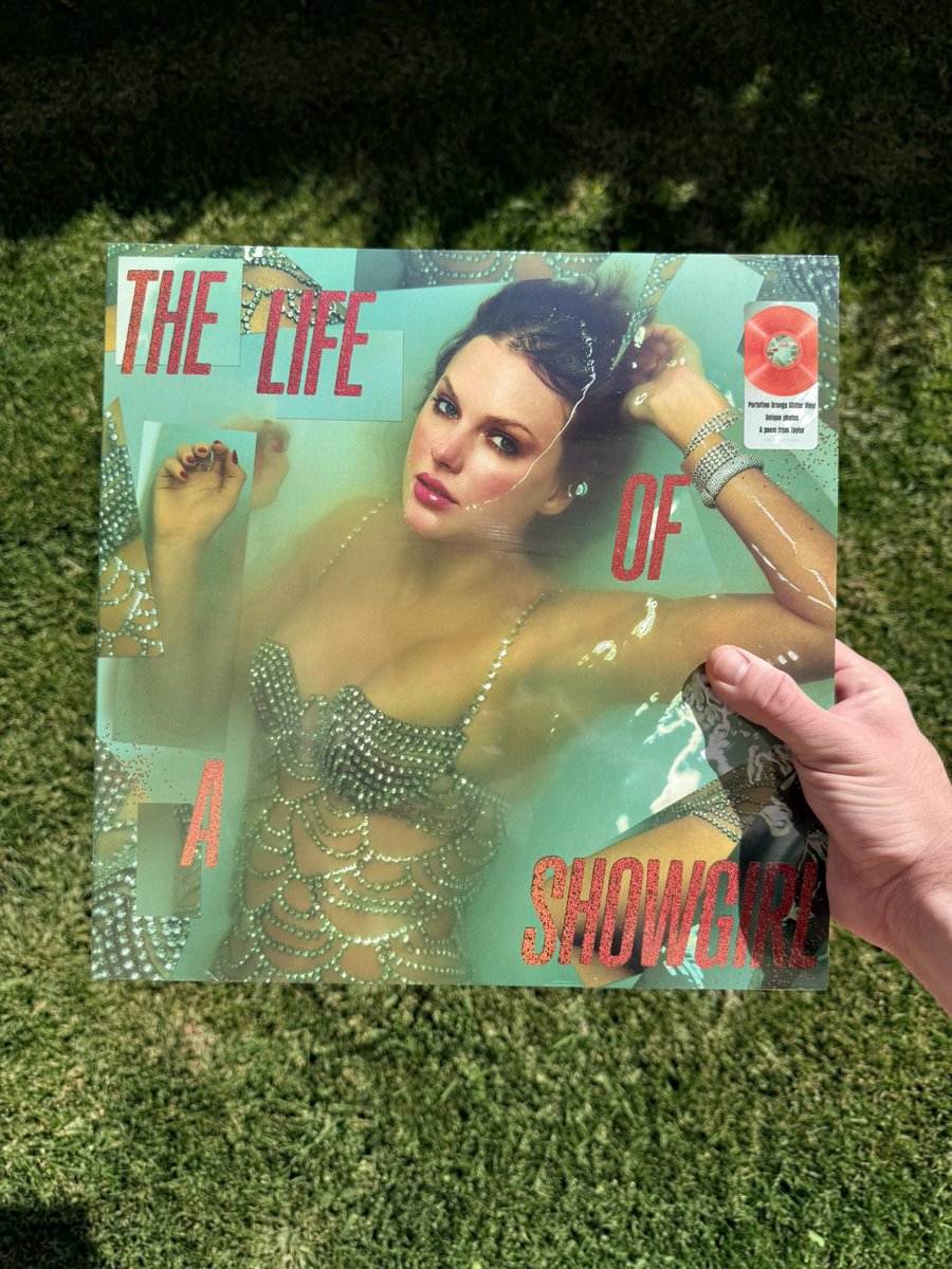 My #TSTheLifeOfAShowgirl vinyl came and it’s perfect 🎶