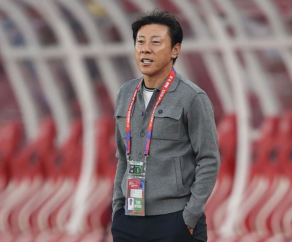 🇮🇩🇰🇷 Shin Tae-yong menjadi satu-satunya pelatih Timnas Indonesia yang TIDAK pernah KALAH di Kualifikasi Piala Dunia 2026 melawan Arab Saudi.

🇸🇦 Arab Saudi 1–1 Indonesia
🇮🇩 Indonesia 2–0 Arab Saudi
