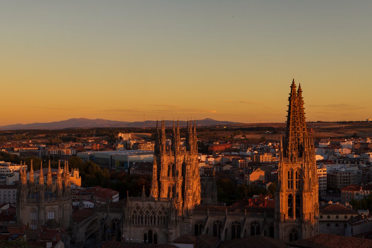 Oro Gótico: Agujas de la Catedral de Burgos al Atardecer
