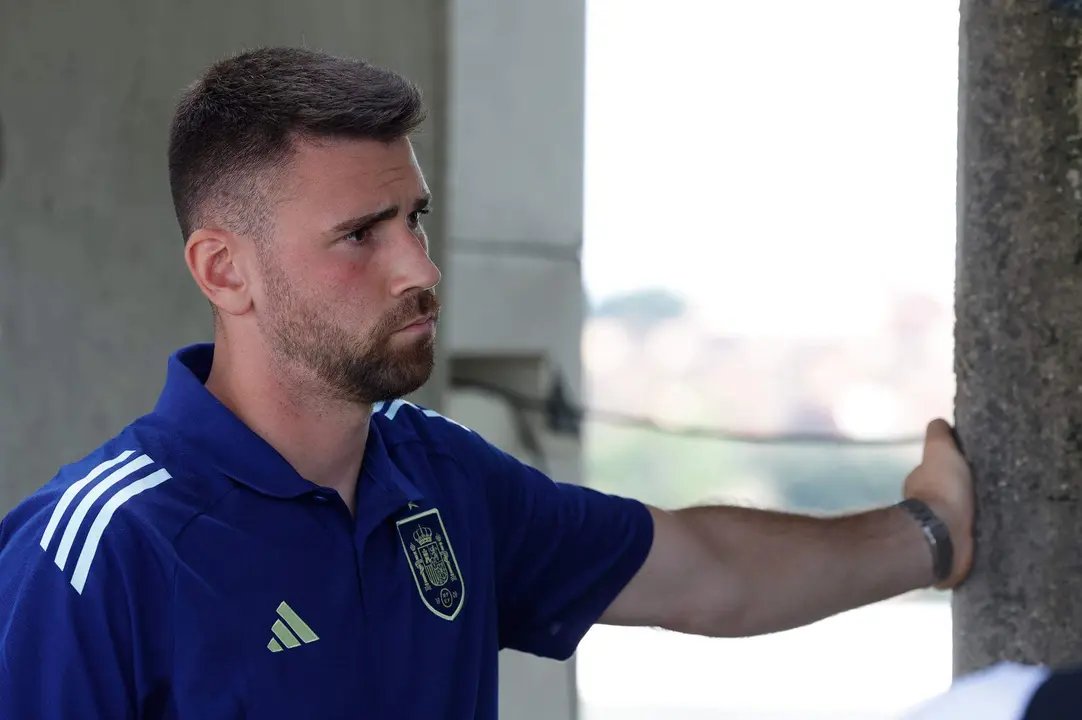 Unai Simón estuvo más de media hora atendiendo a los aficionados que se acercaron al entrenamiento de España. Fue el último futbolista en entrar a los vestuarios tras firmar de todo. ✍️

[<a href="/javimacgar/">Javier Macarro García</a>, <a href="/20m/">20minutos.es</a>]