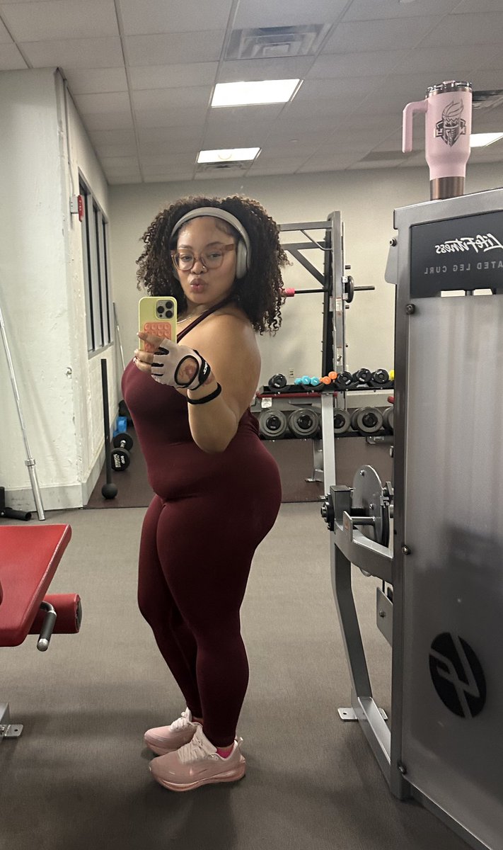 maiyathedon's tweet photo. gym selfie ft my liberty cup 🥰 https://t.co/6wtjeusVfd