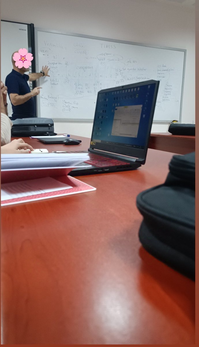 pymsszi's tweet image. Biri hocaya saati söylesin