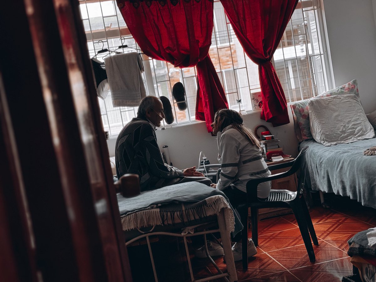 GobiernoBTA's tweet photo. Hoy vivimos una jornada que nos recordó el poder de los pequeños gestos. Desde el Hogar San Luis Rey de Francia, la Subdirección de Asuntos de Libertad Religiosa y de Conciencia junto al sector religioso, acompañamos a nuestros adultos mayores con actividades, donaciones y momentos llenos de cariño 💫.

Entre risas, dibujos y abrazos, compartimos con quienes han entregado toda una vida y que hoy merecen sentir amor, escucha y compañía. Gracias a todas las manos solidarias que hicieron posible este encuentro. 💛
