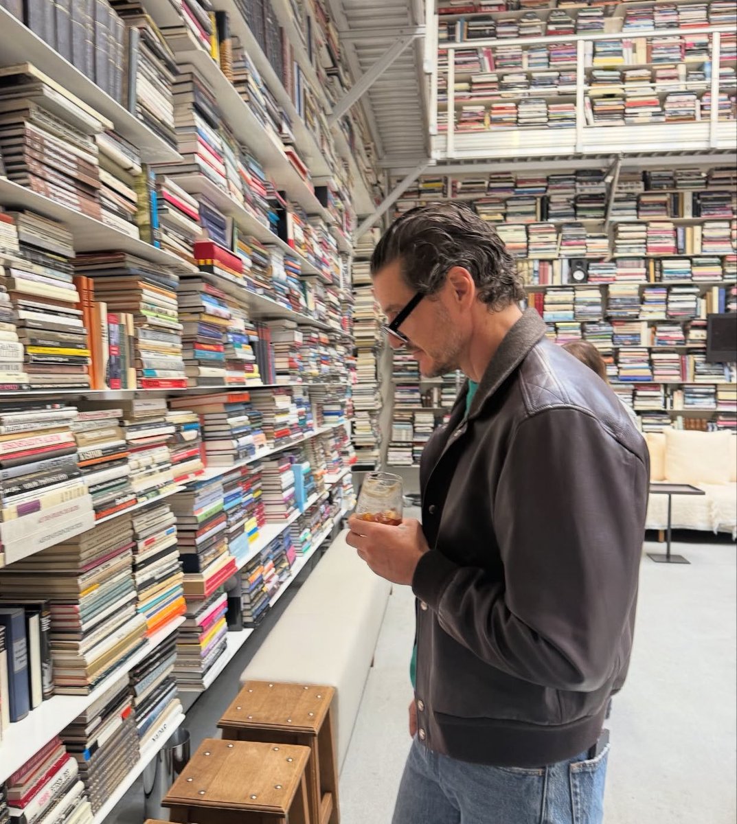 honeyedpascal's tweet image. someone write a fic where p takes you book shopping date and can’t stop yapping about the books he has read
