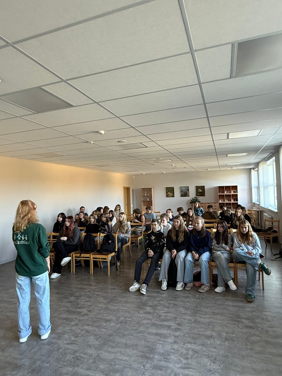 Paldies Vecumnieku vidusskolas komandai un aktīvajiem jauniešiem par silto uzņemšanu! 🌿
Sarunas par brīvprātīgo darbu, līdzdalību un labo darbu spēku iedvesmo! 🤝🙌
 #LaboDarbuNedēļa
#KarjerasNedēļa 

Tavai karjerai
Valsts izglītības attīstības aģentūra